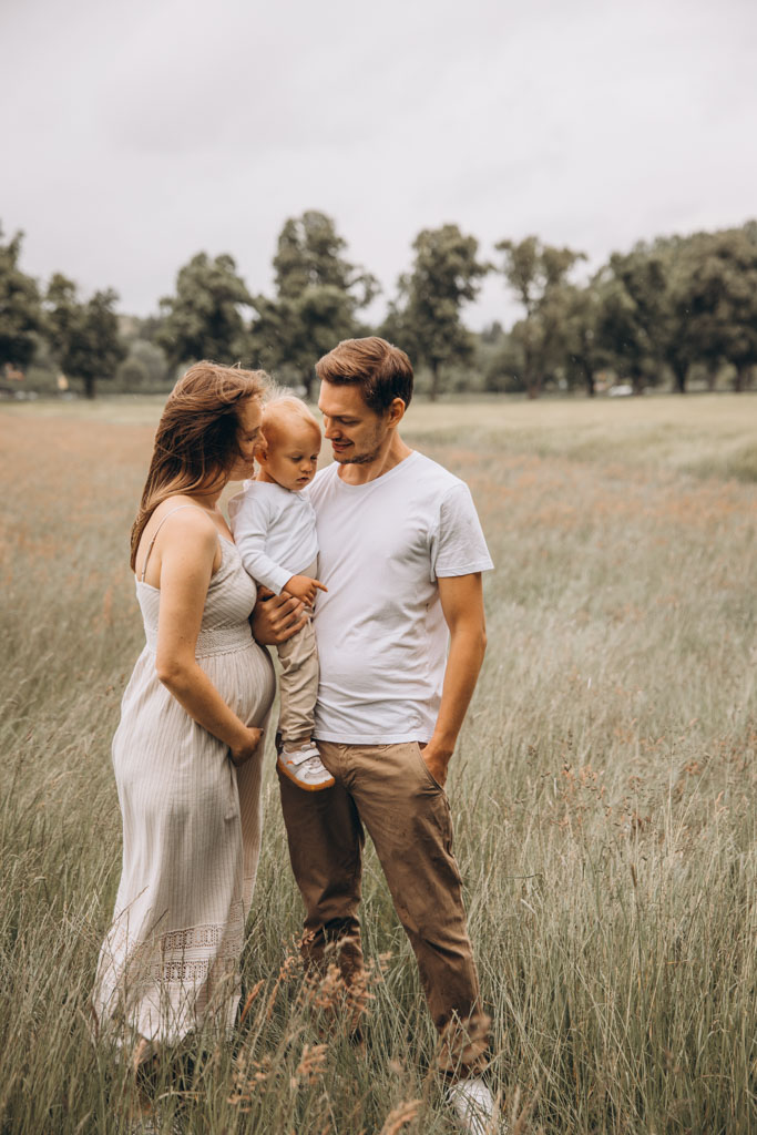 Familienshooting-natuerlich-Schwangerschaft-augsburg14