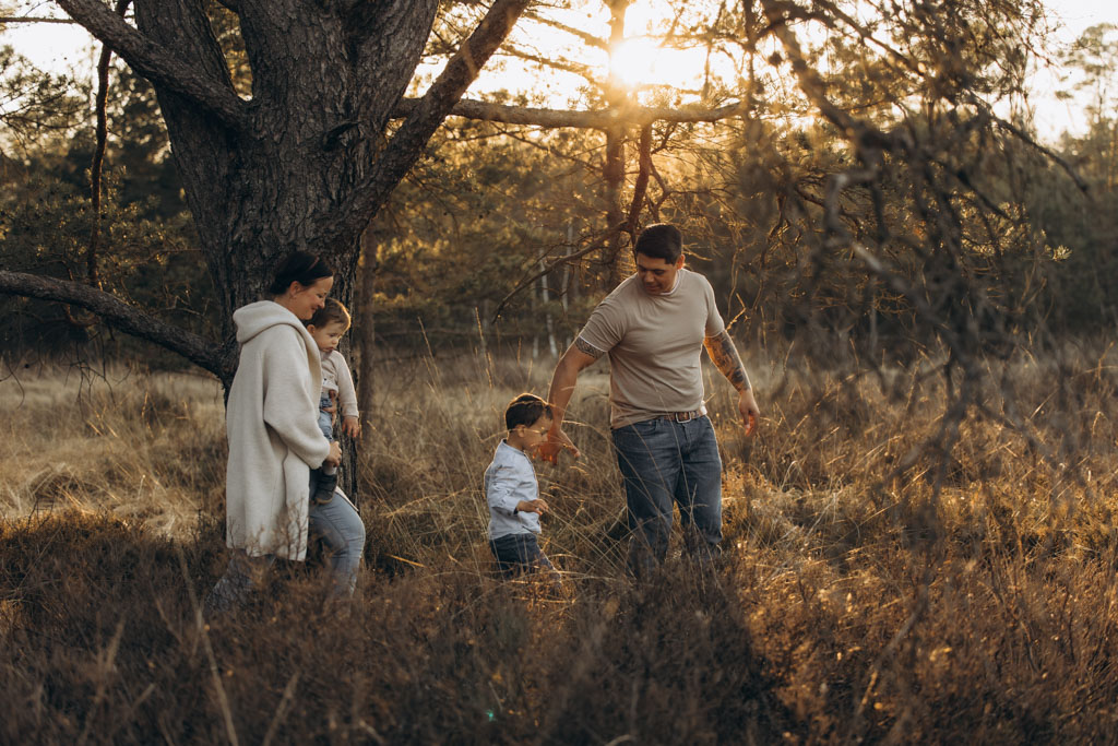 Familienshooting-natuerlich-Sonnenuntergang-Wurzacher Ried-10